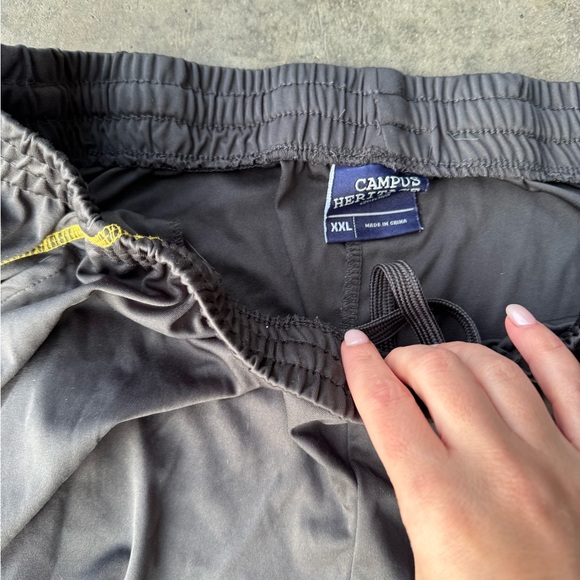 MENS IOWA HAWKEYE SHORTS SIZE XXL - Picture 3 of 3